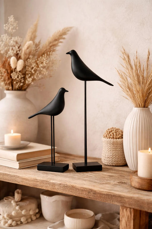Set di sculture decorative uccelli neri minimal su mensola in legno